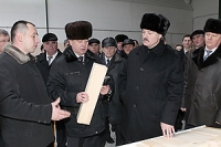 Лукашенко требует в сжатые сроки завершить реконструкцию ОАО "Могилевдрев"