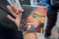Американская рэп-исполнительница Фукушима выступила в Дрибине, примерила лапти и попробовала местного самогона