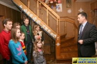 В Горках два детских дома семейного типа получили новогодние подарочные сертификаты